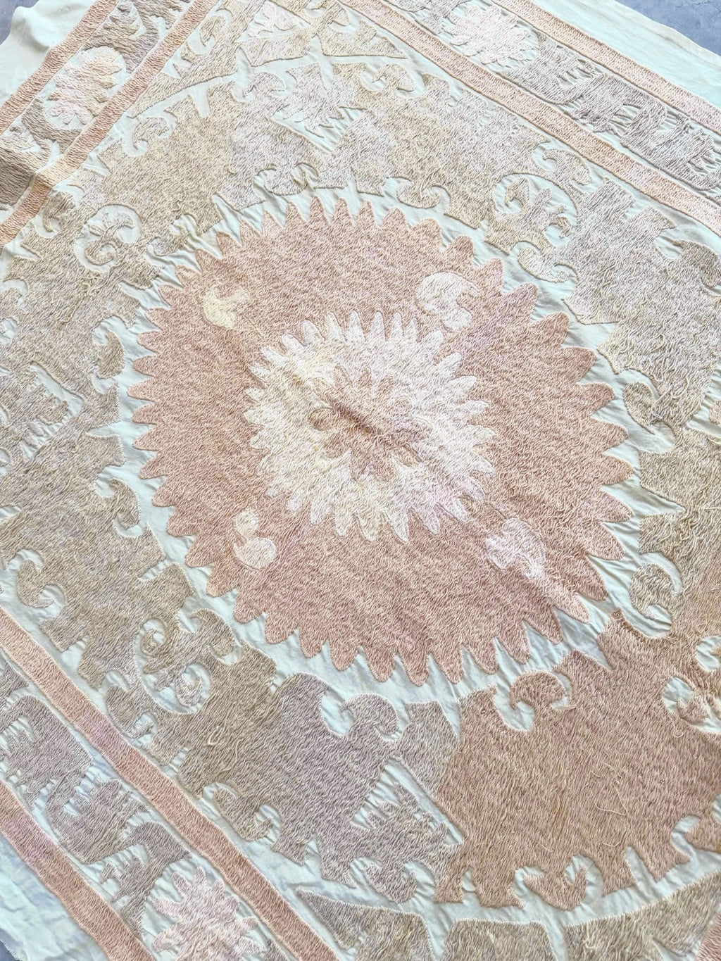 El İşlemesi Suzani Duvar Örtüsü 124 x 143 cm