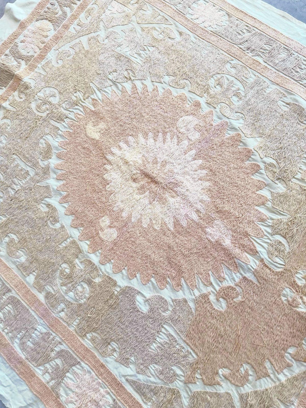 El İşlemesi Suzani Duvar Örtüsü 124 x 143 cm