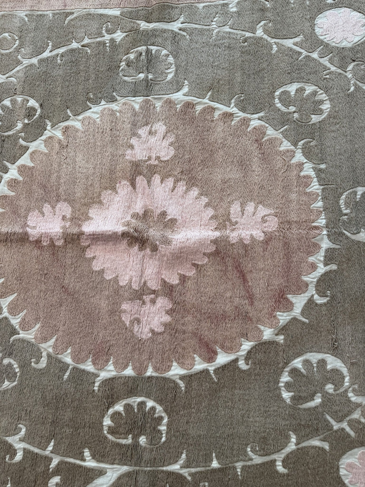 El İşlemesi Suzani Duvar Örtüsü 140 x 143 cm