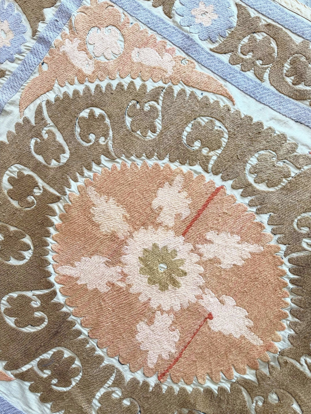El İşlemesi Suzani Duvar Örtüsü 135 x 152 cm