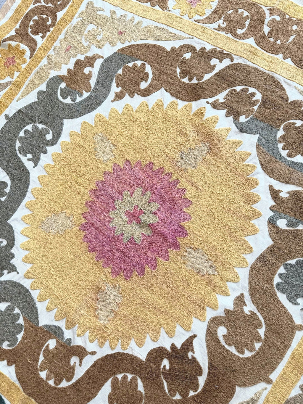 El İşlemesi Suzani Duvar Örtüsü 128 x 131 cm