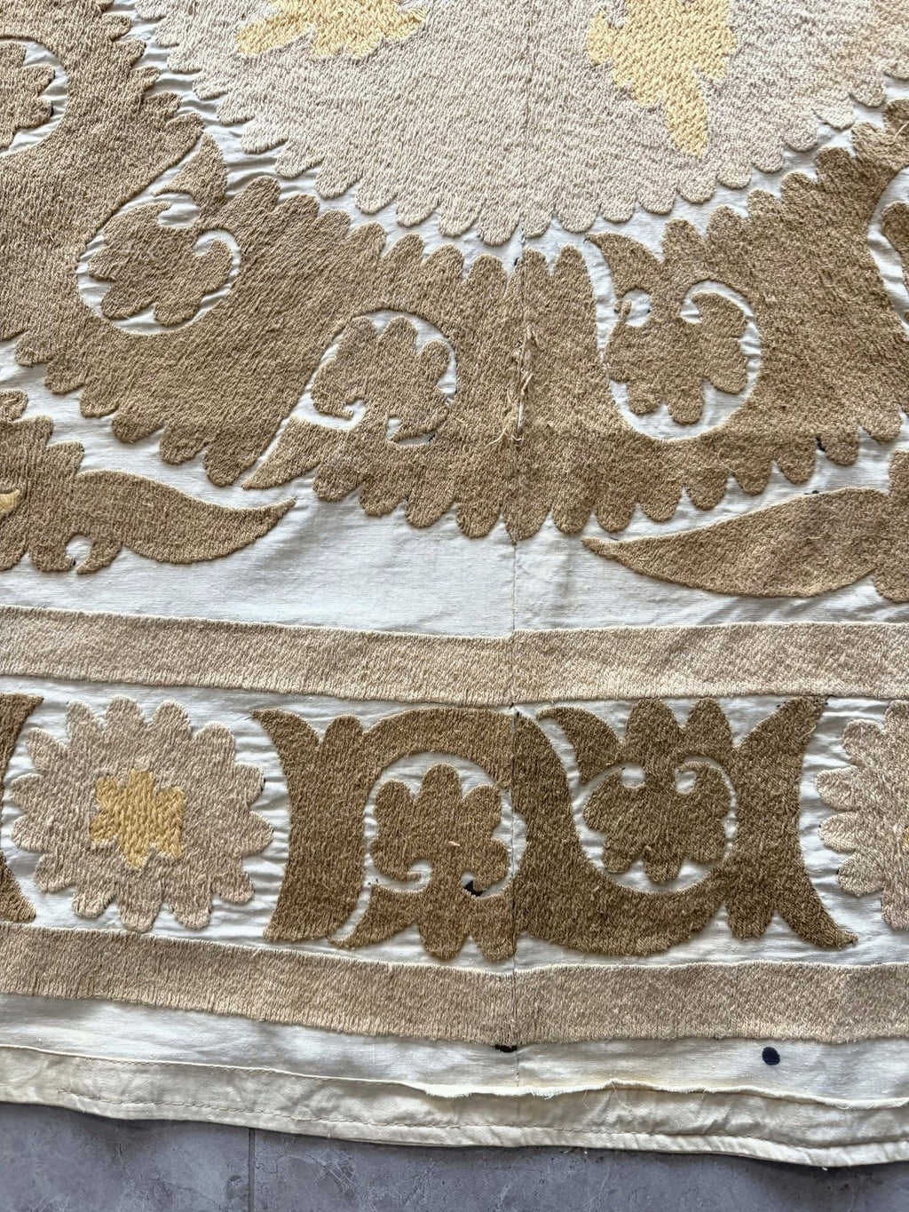 El İşlemesi Suzani Duvar Örtüsü 145 x 152 cm