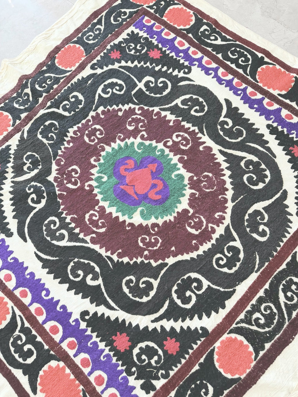 El İşlemesi Suzani Duvar Örtüsü 115 x 124 cm