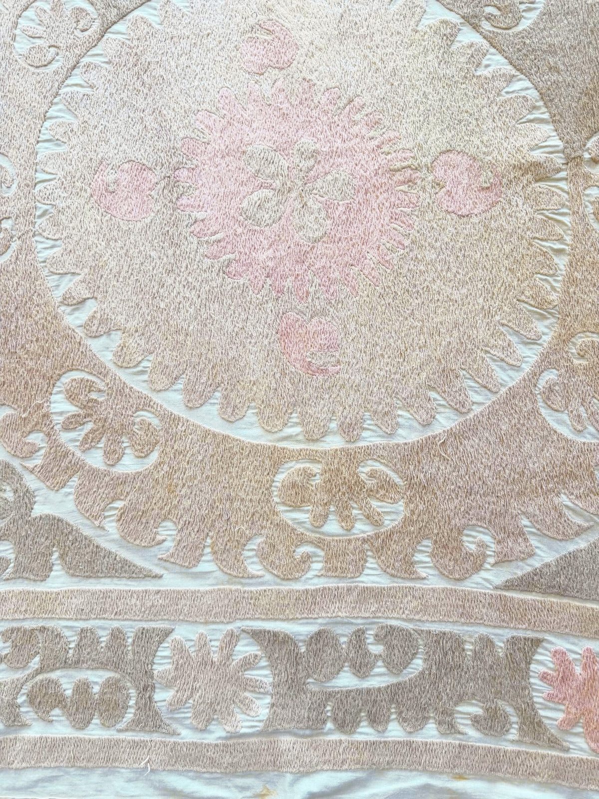 El İşlemesi Suzani Duvar Örtüsü 123 x 132 cm