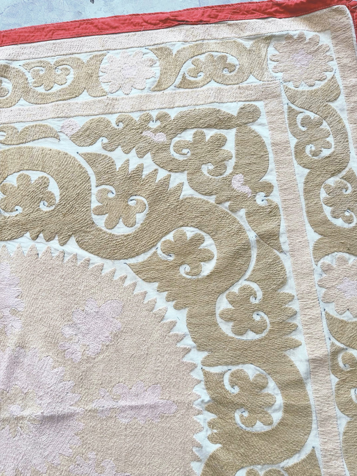 El İşlemesi Suzani Duvar Örtüsü 135 x 137 cm