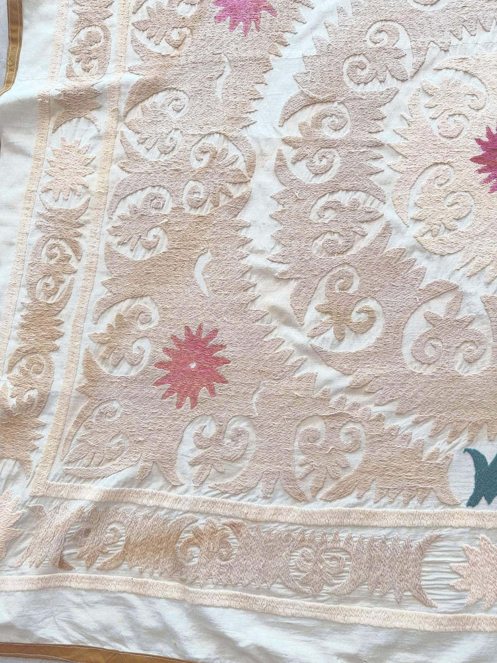 El İşlemesi Suzani Duvar Örtüsü 128 x 153 cm