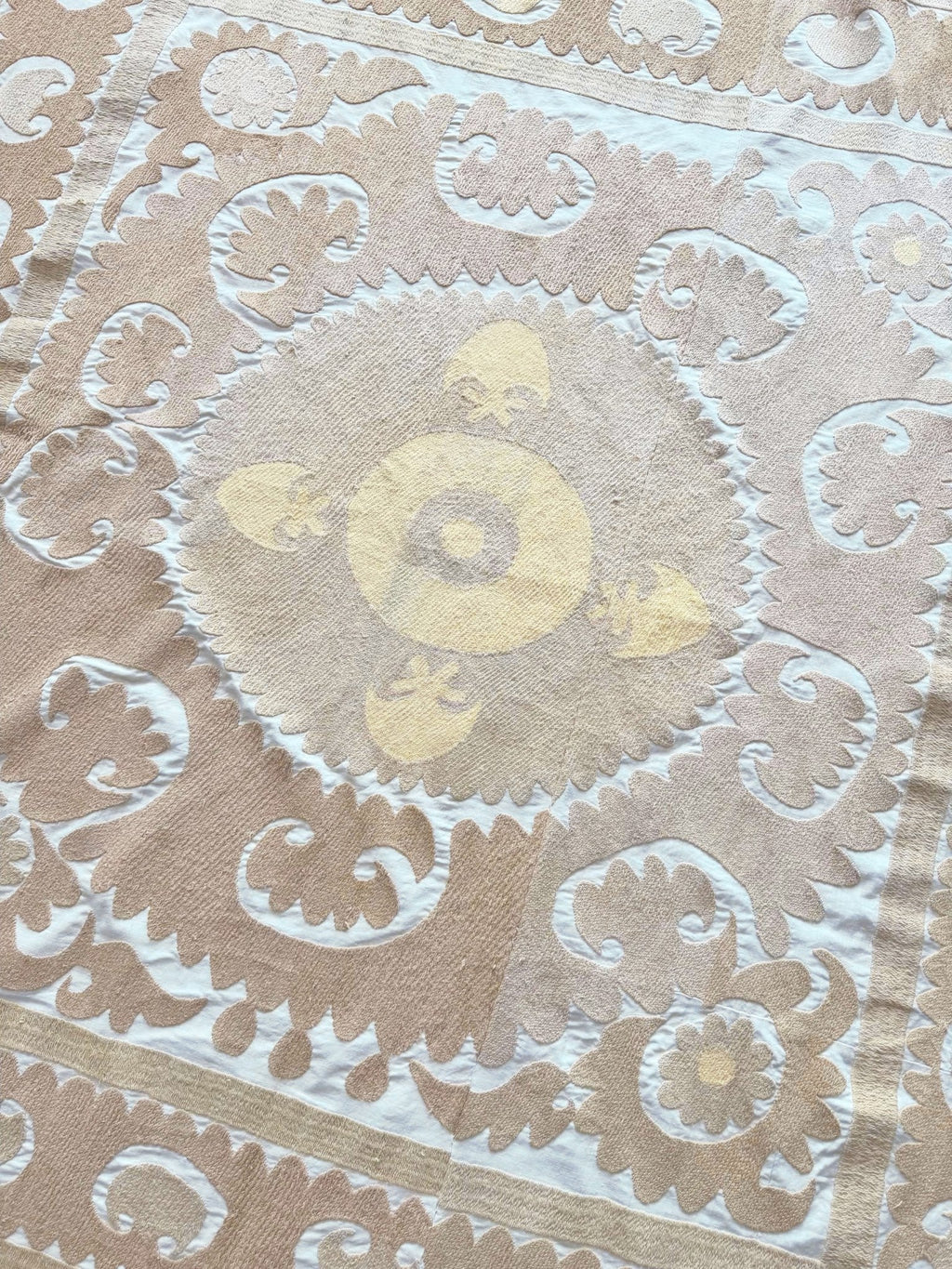 El İşlemesi Suzani Duvar Örtüsü 125 x 132 cm