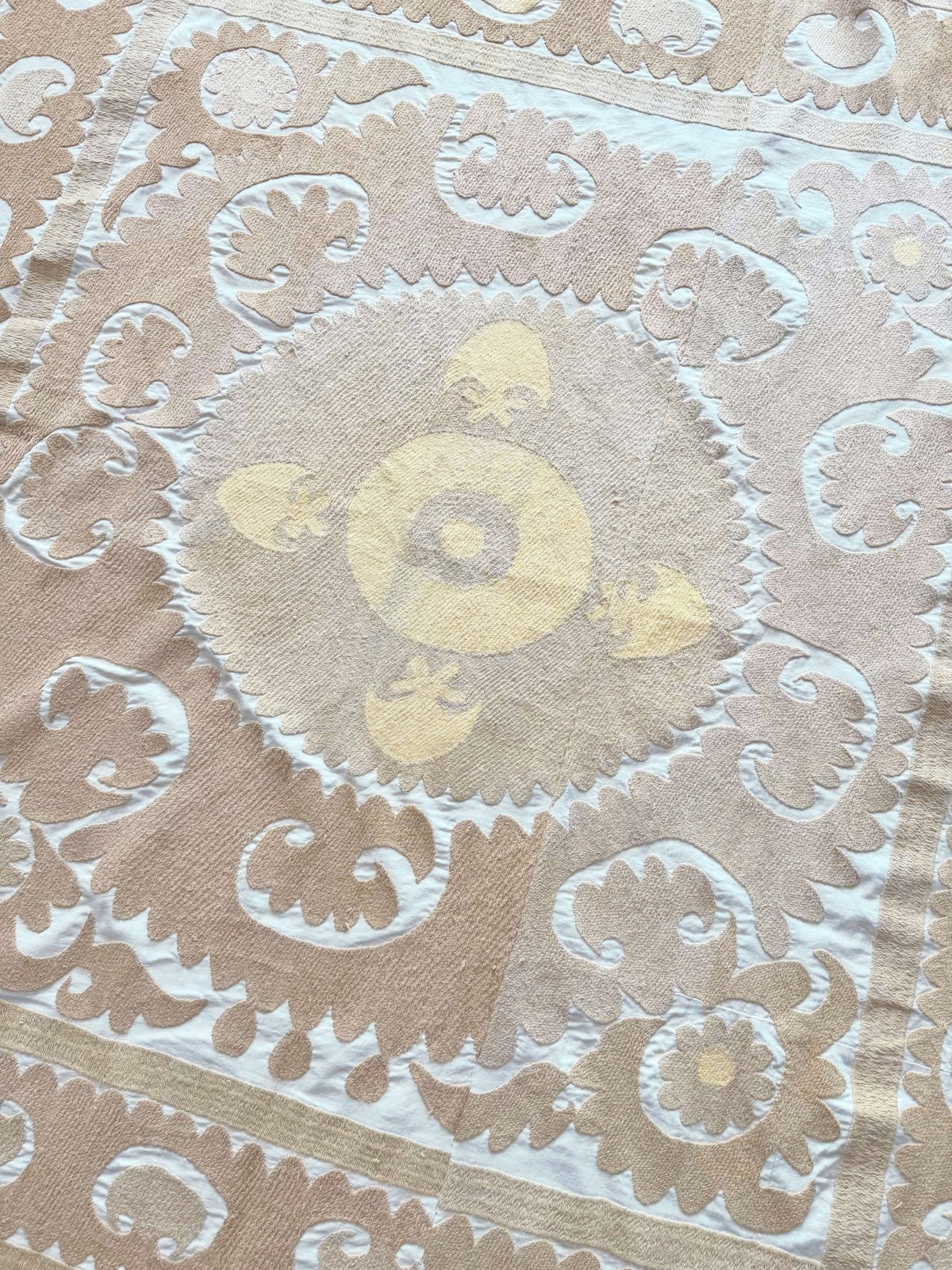 El İşlemesi Suzani Duvar Örtüsü 125 x 132 cm