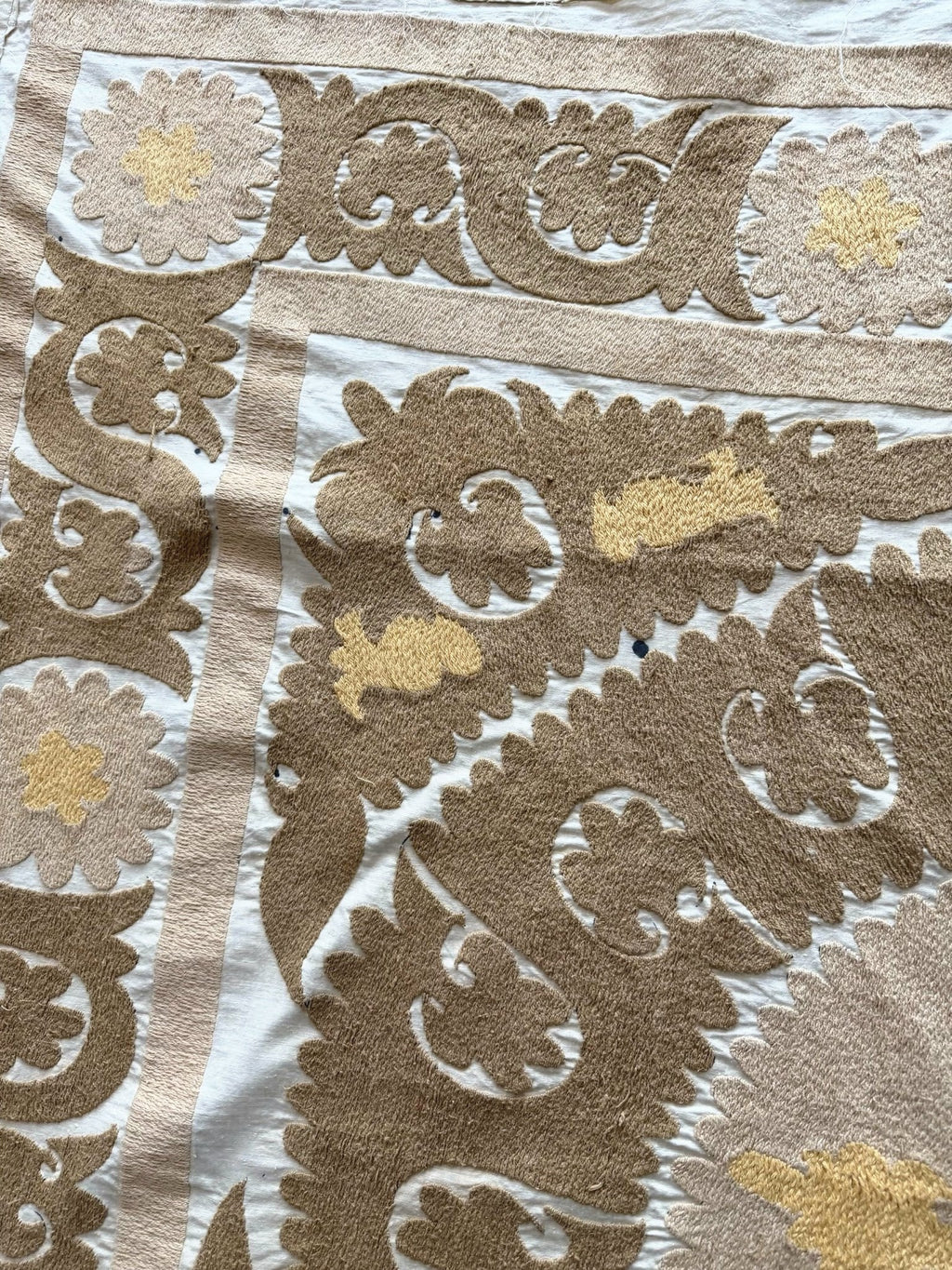 El İşlemesi Suzani Duvar Örtüsü 145 x 152 cm