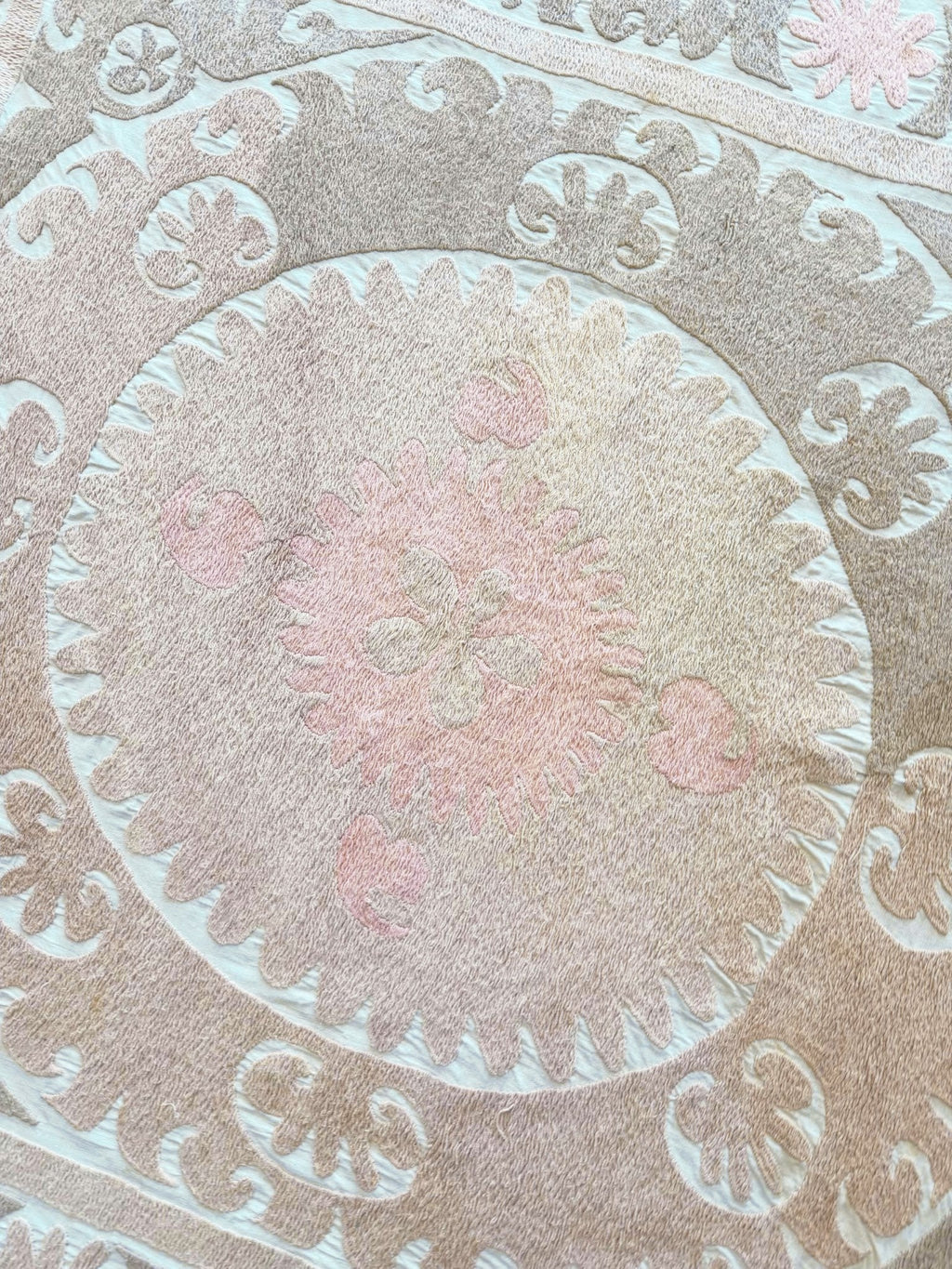 El İşlemesi Suzani Duvar Örtüsü 123 x 132 cm