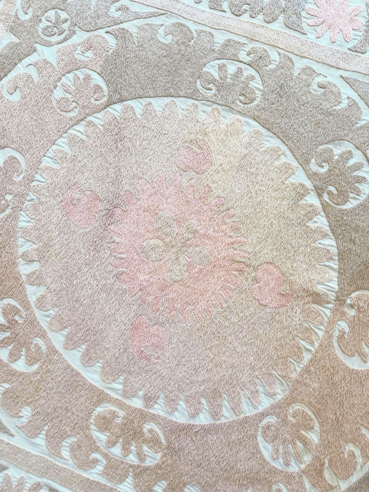 El İşlemesi Suzani Duvar Örtüsü 123 x 132 cm