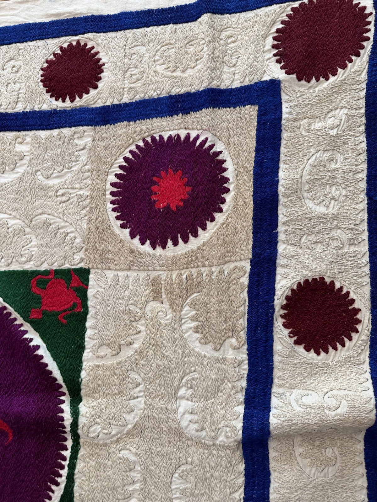 El İşlemesi Suzani Duvar Örtüsü 129 x 132 cm