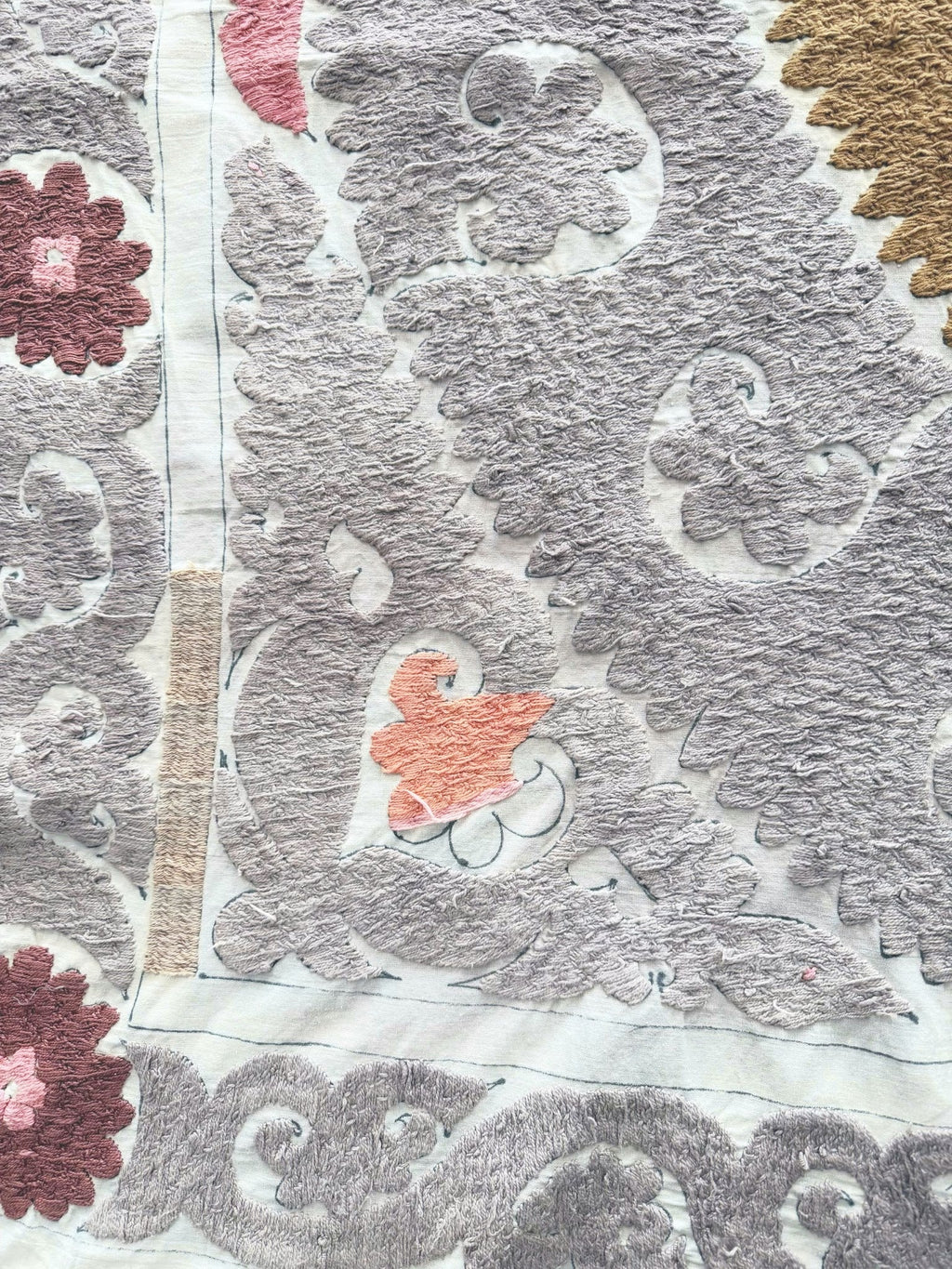 El İşlemesi Suzani Duvar Örtüsü 126 x 140 cm