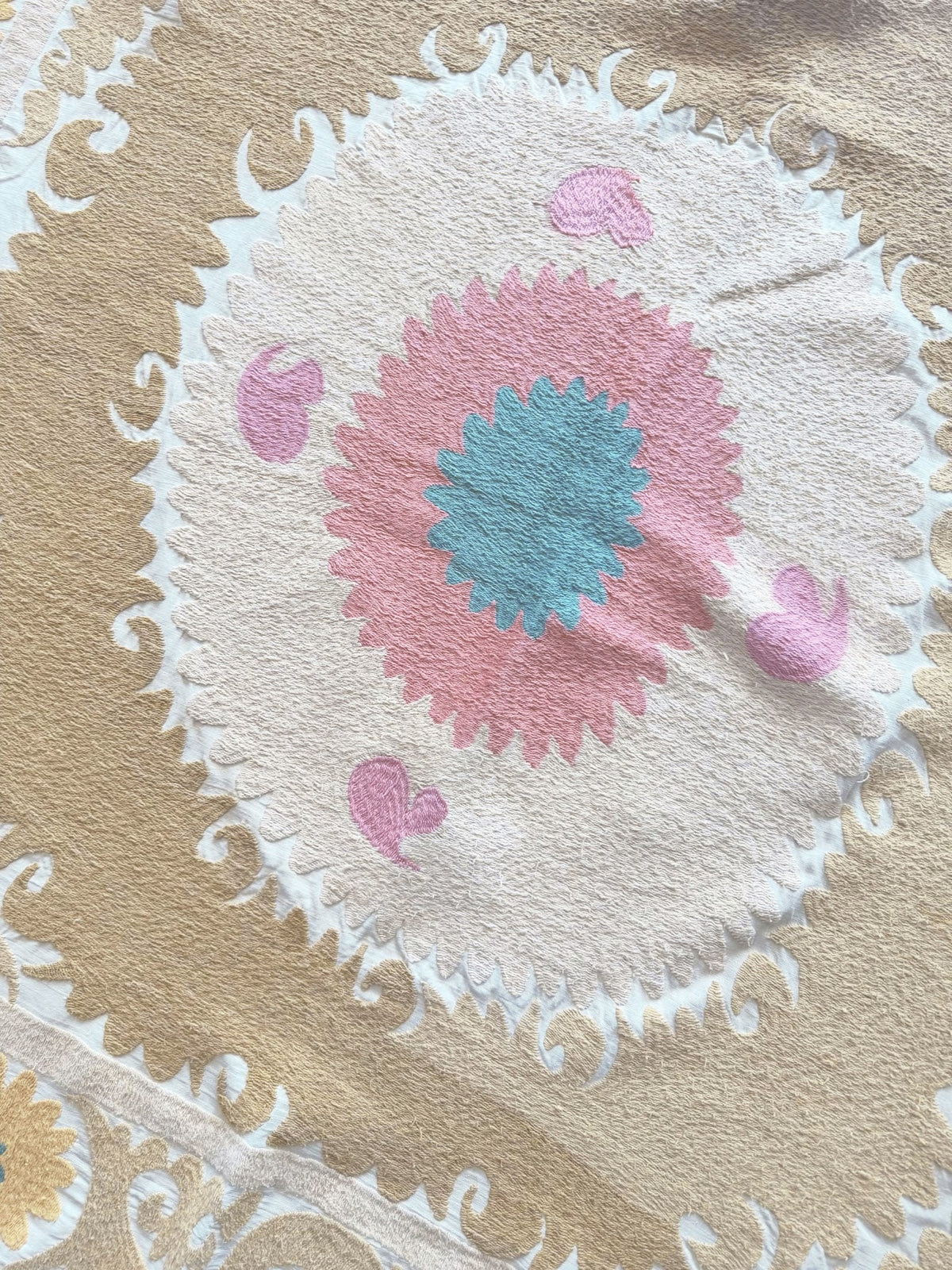 El İşlemesi Suzani Duvar Örtüsü 120 x 138 cm