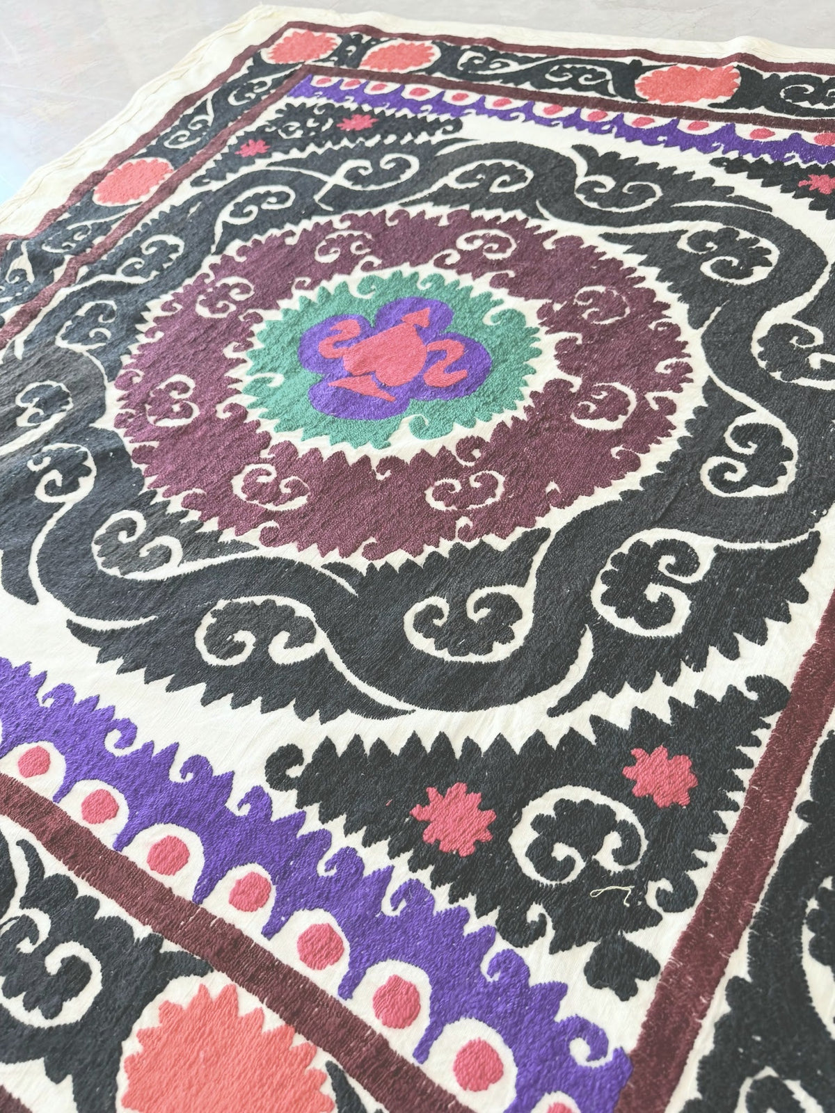 El İşlemesi Suzani Duvar Örtüsü 115 x 124 cm