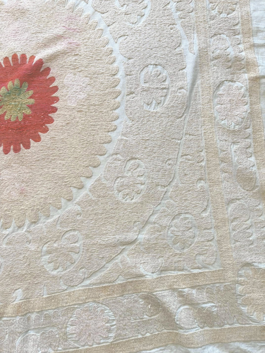 El İşlemesi Suzani Duvar Örtüsü 140 x 140 cm