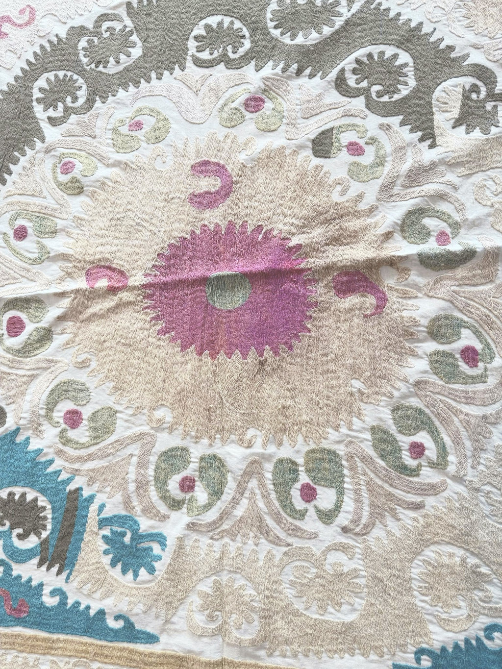 El İşlemesi Suzani Duvar Örtüsü 134 x 142 cm