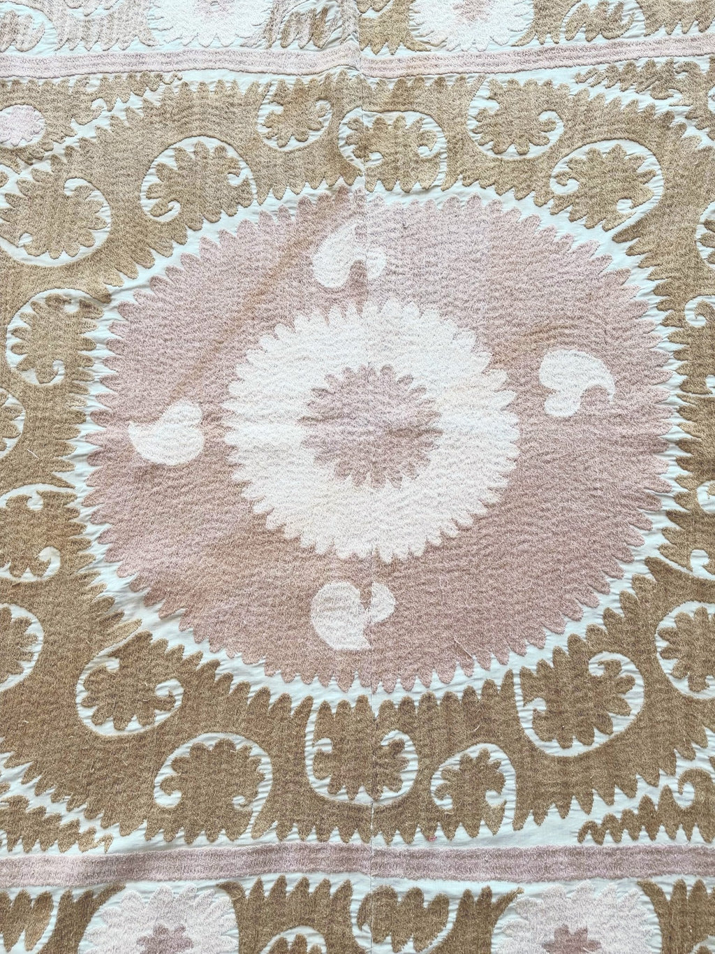 El İşlemesi Suzani Duvar Örtüsü 140 x 158 cm