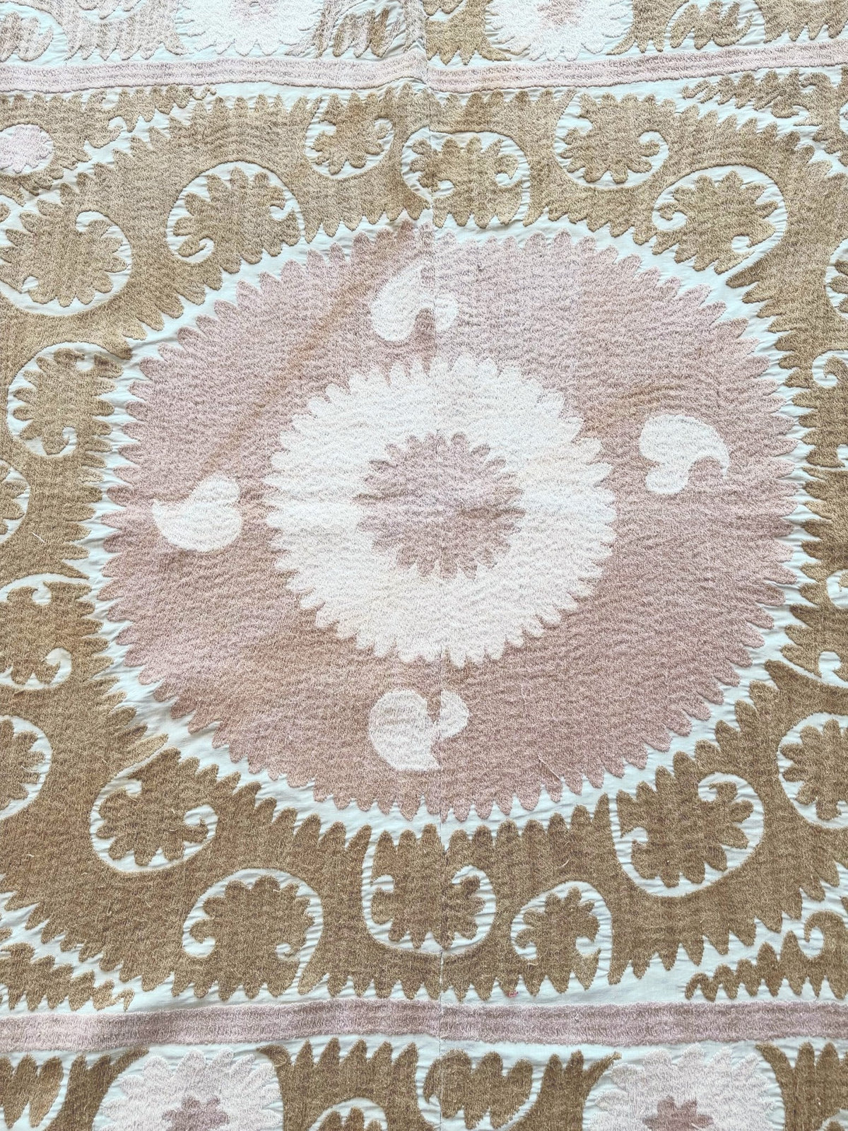 El İşlemesi Suzani Duvar Örtüsü 140 x 158 cm