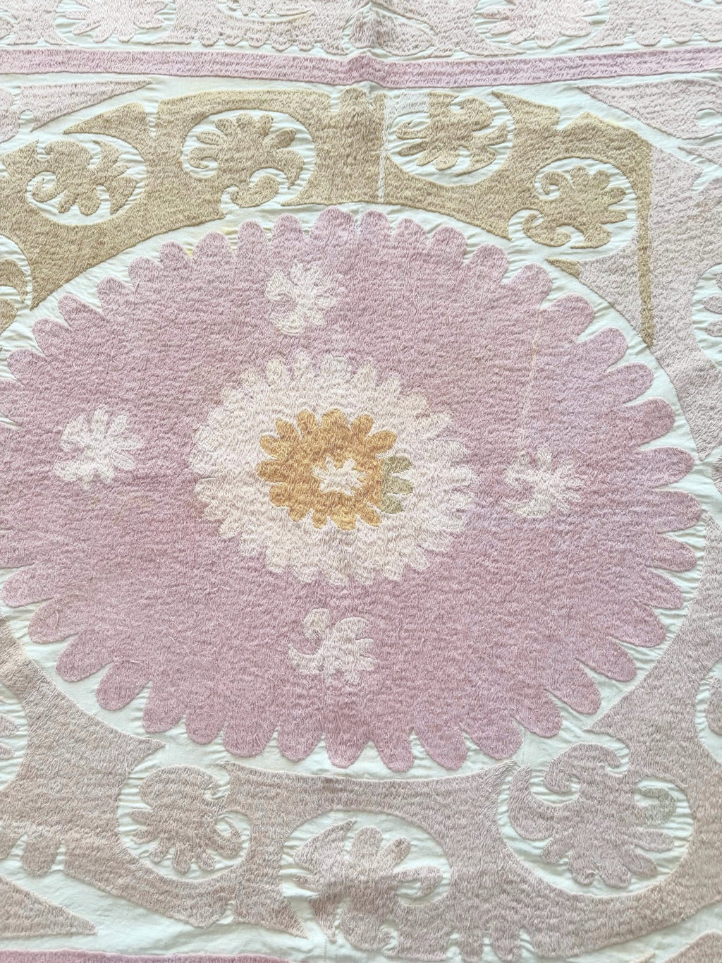 El İşlemesi Suzani Duvar Örtüsü 141 x 168 cm