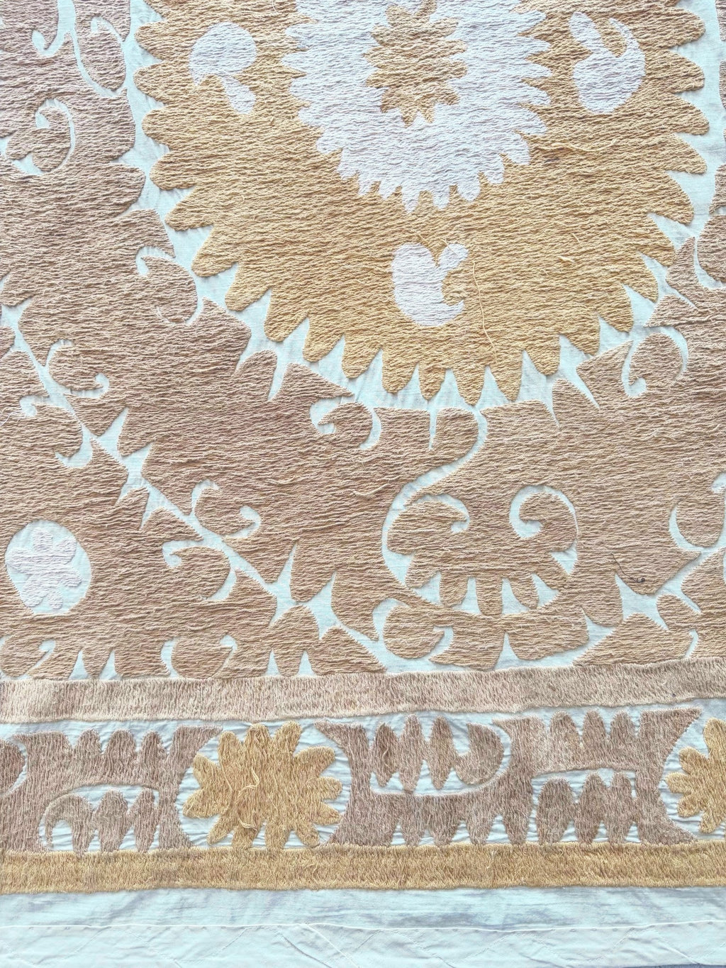 El İşlemesi Suzani Duvar Örtüsü 139 x 144 cm