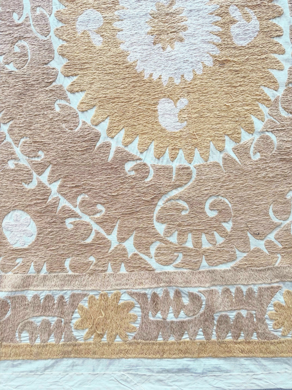 El İşlemesi Suzani Duvar Örtüsü 139 x 144 cm