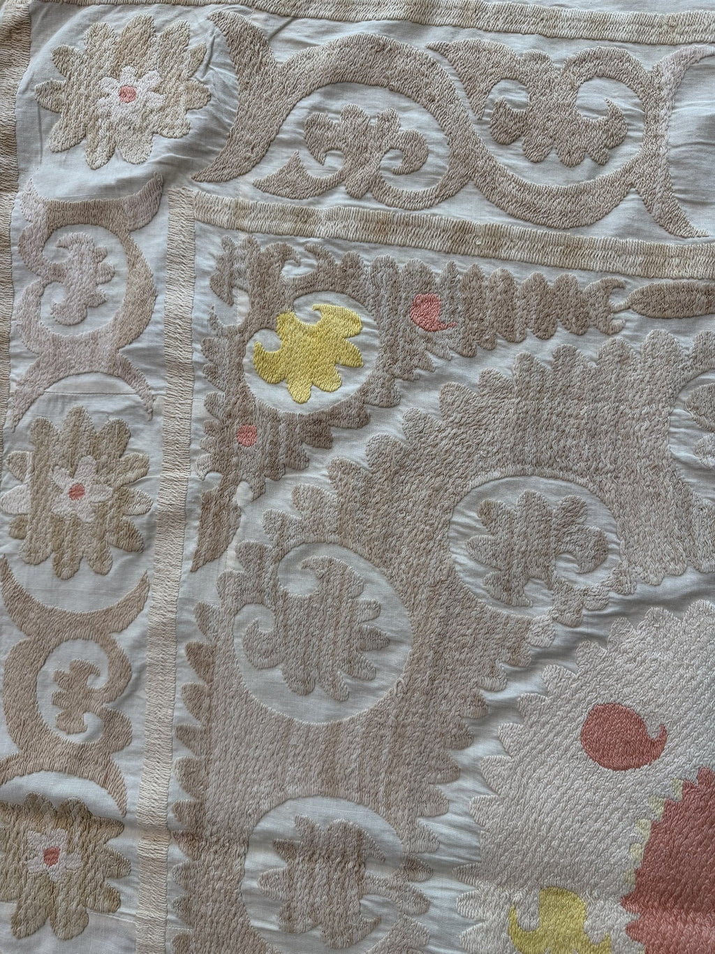 El İşlemesi Suzani Duvar Örtüsü 114 x 122 cm