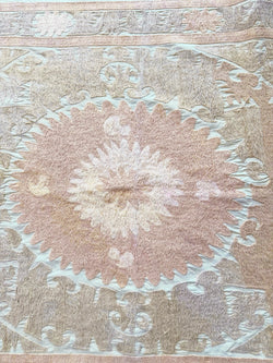 El İşlemesi Suzani Duvar Örtüsü 124 x 143 cm
