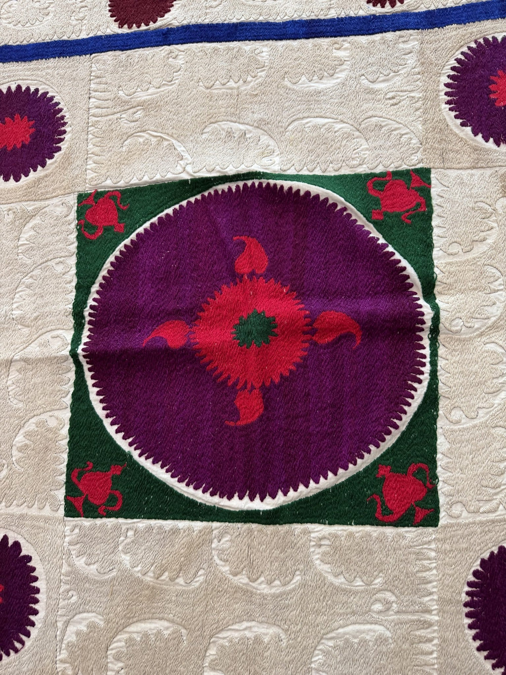El İşlemesi Suzani Duvar Örtüsü 129 x 132 cm