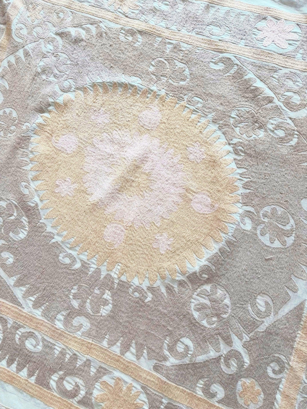 El İşlemesi Suzani Duvar Örtüsü 136 x 143 cm