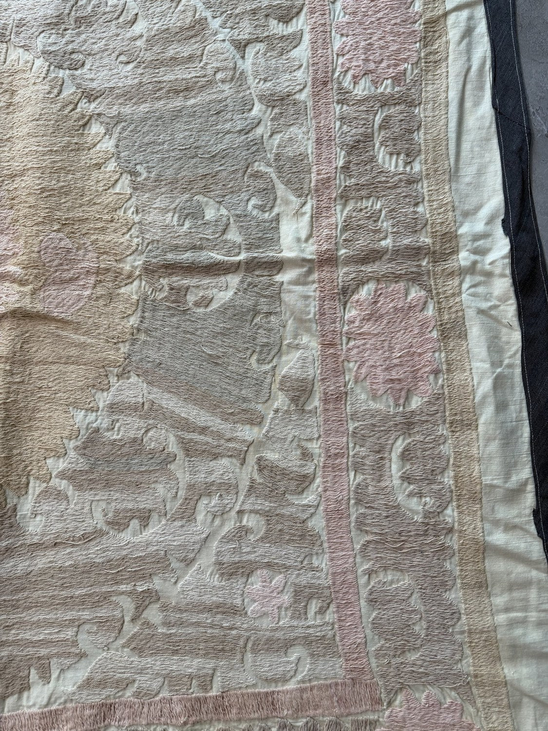 El İşlemesi Suzani Duvar Örtüsü 135 x 138 cm