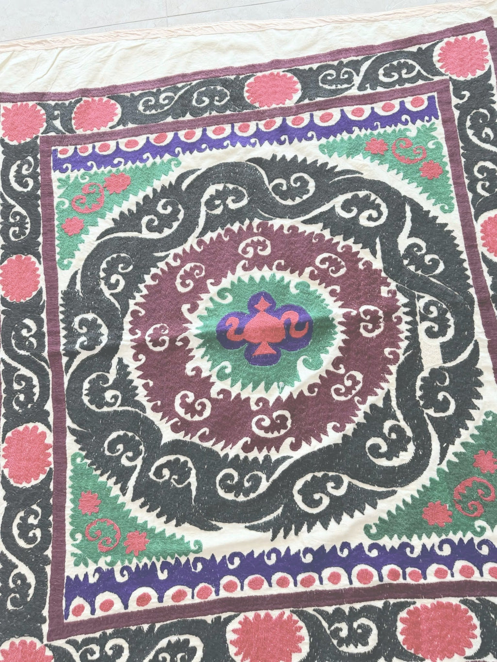 El İşlemesi Suzani Duvar Örtüsü 117 x 127 cm