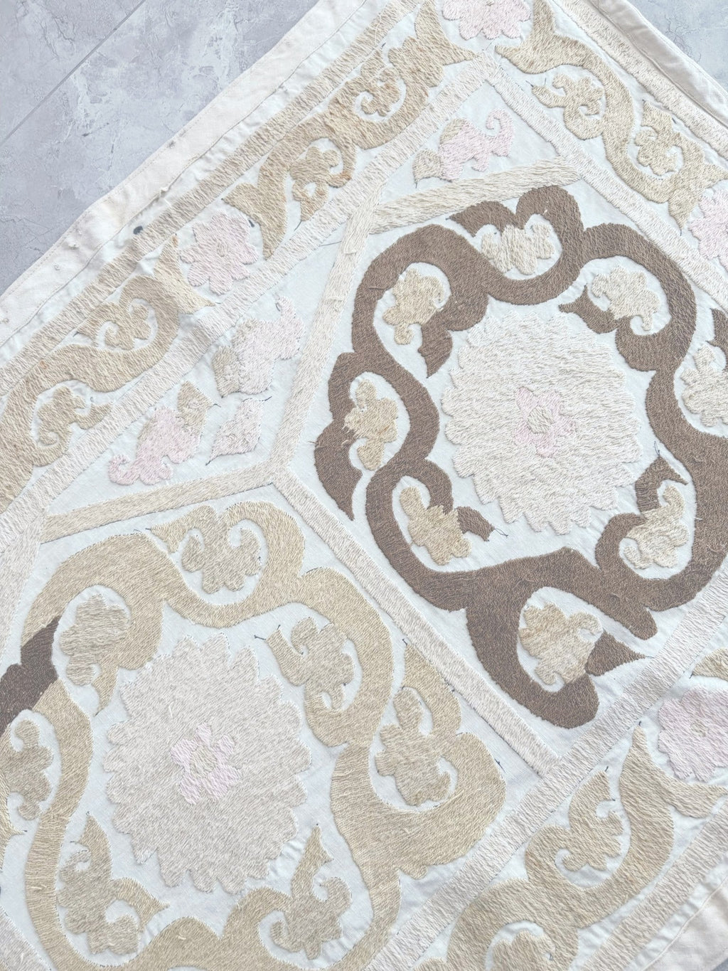 El İşlemesi Suzani Duvar Örtüsü 77 x 360 cm