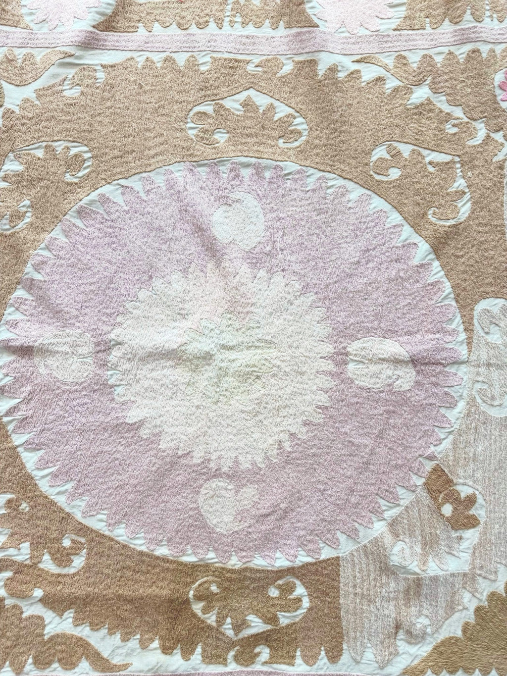 El İşlemesi Suzani Duvar Örtüsü 136 x 143 cm