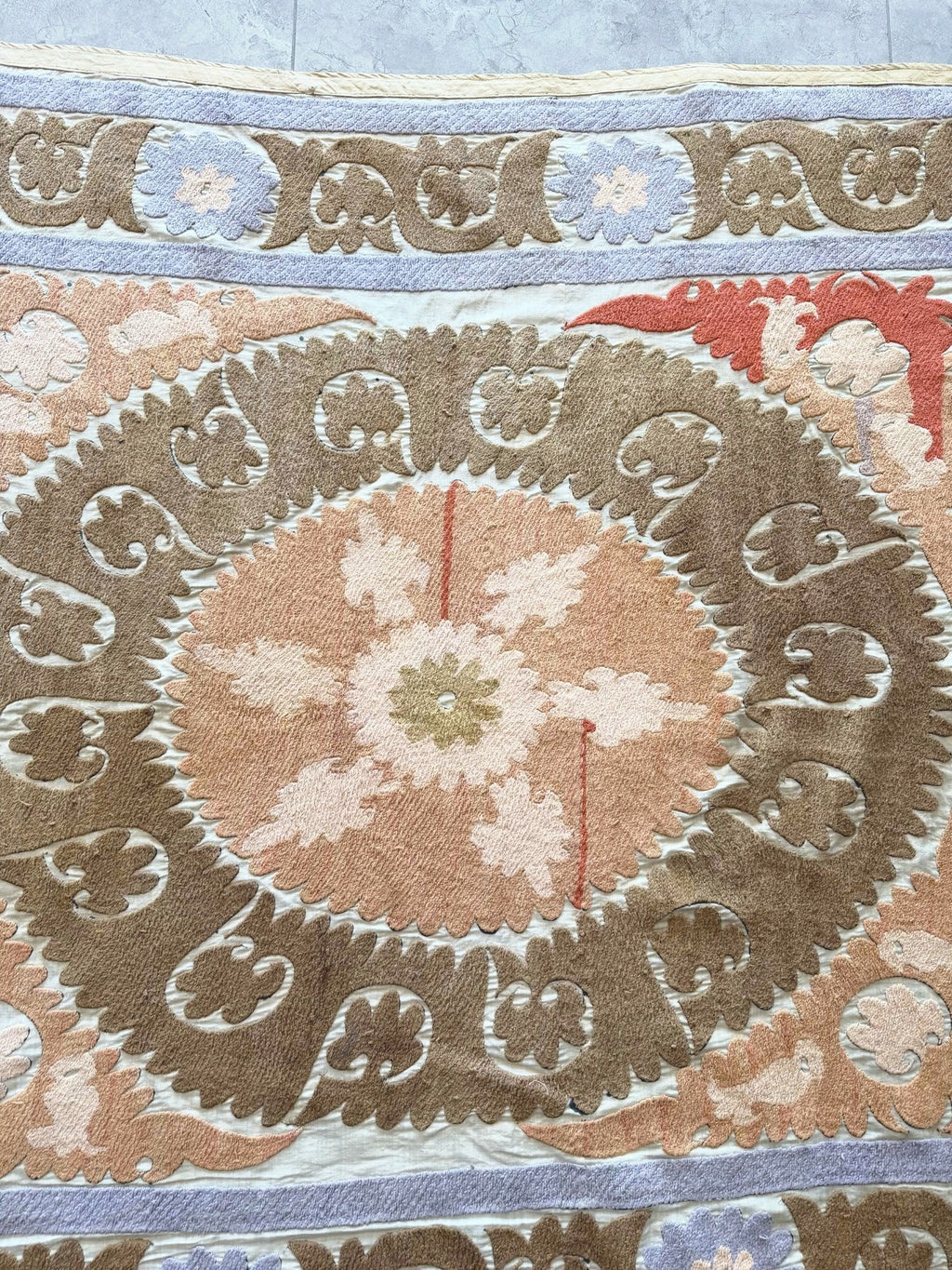 El İşlemesi Suzani Duvar Örtüsü 135 x 152 cm