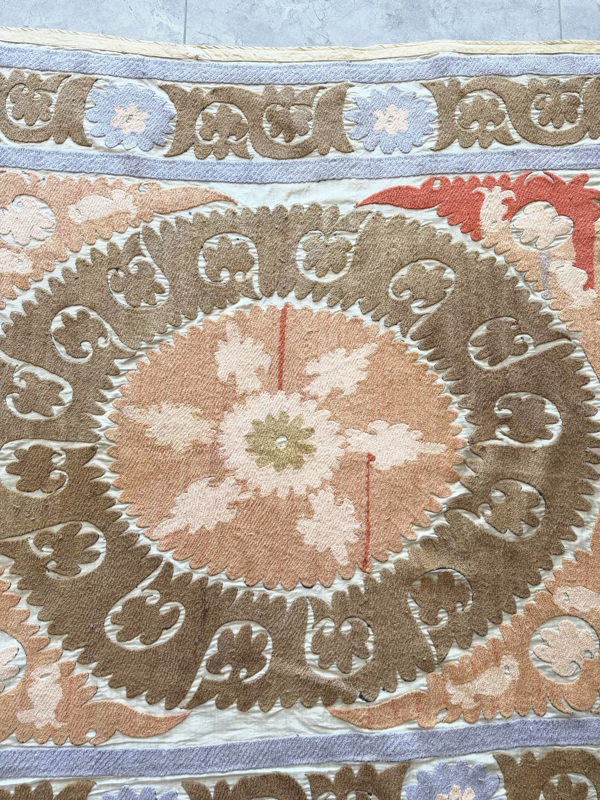 El İşlemesi Suzani Duvar Örtüsü 135 x 152 cm