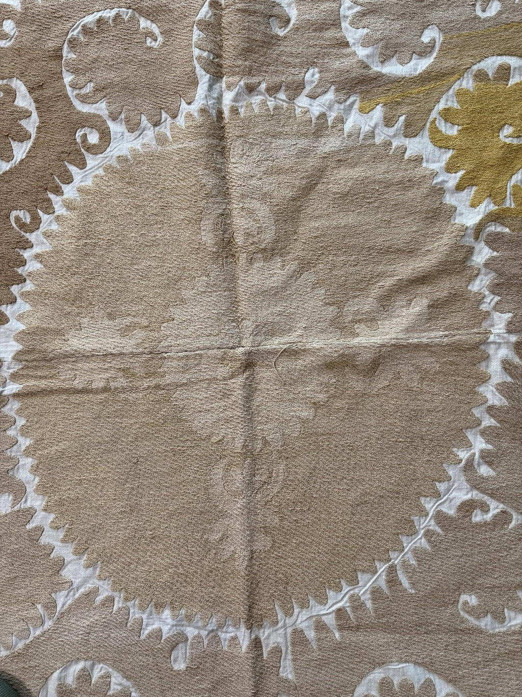 El İşlemesi Suzani Duvar Örtüsü 137 x 147 cm