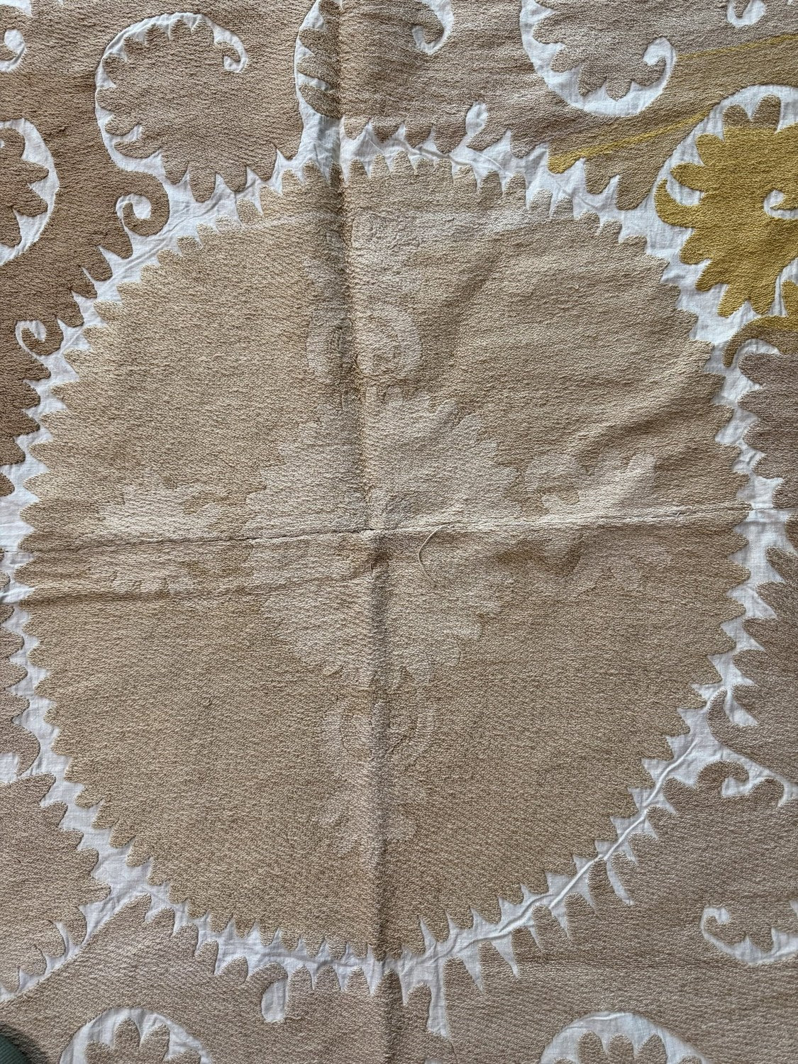 El İşlemesi Suzani Duvar Örtüsü 137 x 147 cm