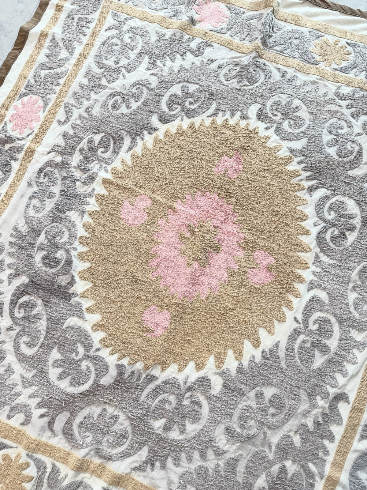 El İşlemesi Suzani Duvar Örtüsü 130 x 145 cm