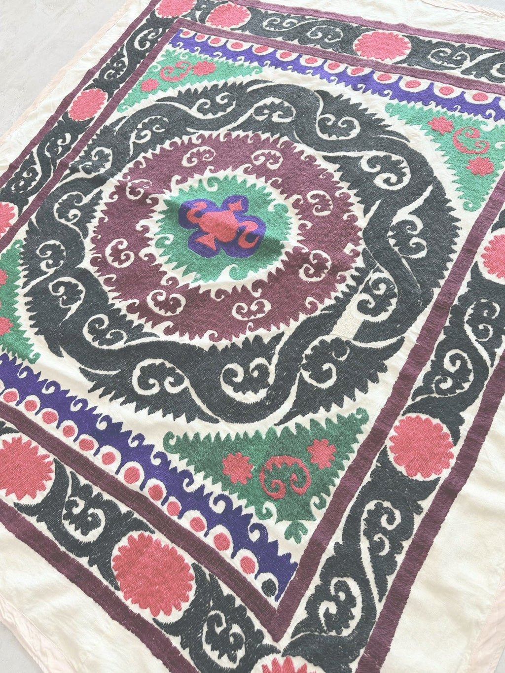 El İşlemesi Suzani Duvar Örtüsü 117 x 127 cm