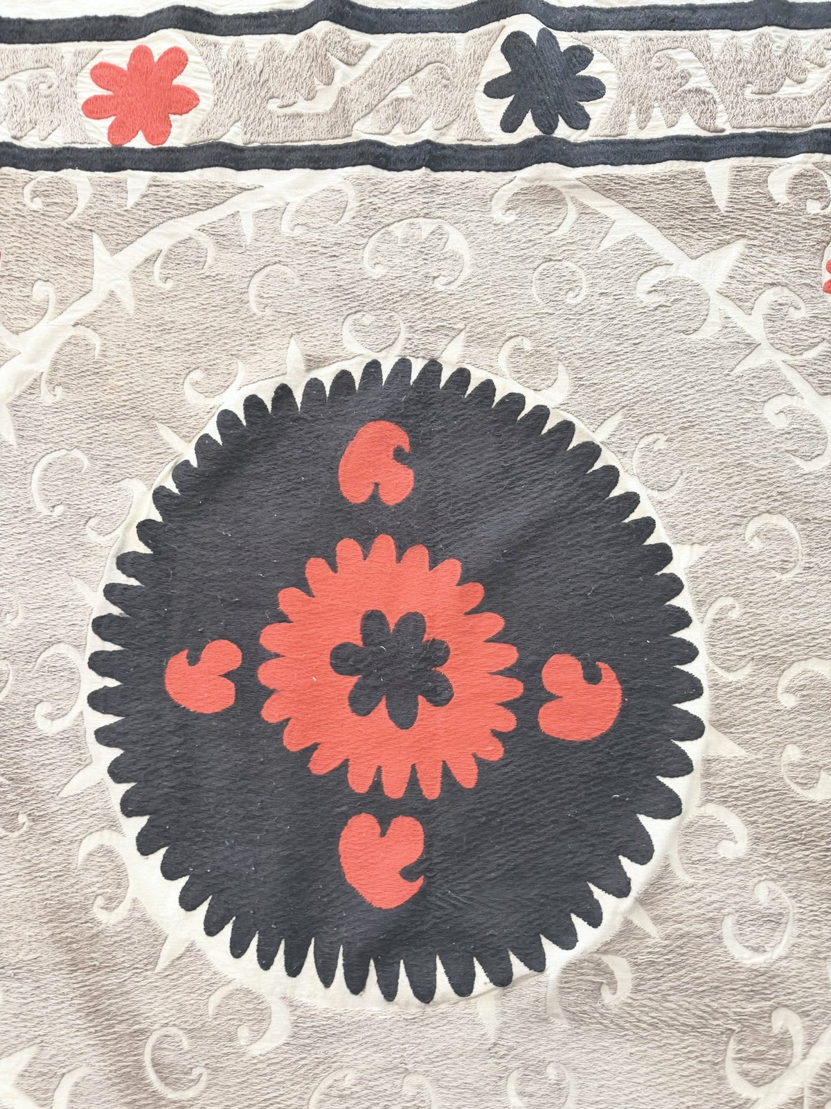 El İşlemesi Suzani Duvar Örtüsü 132 x 142 cm