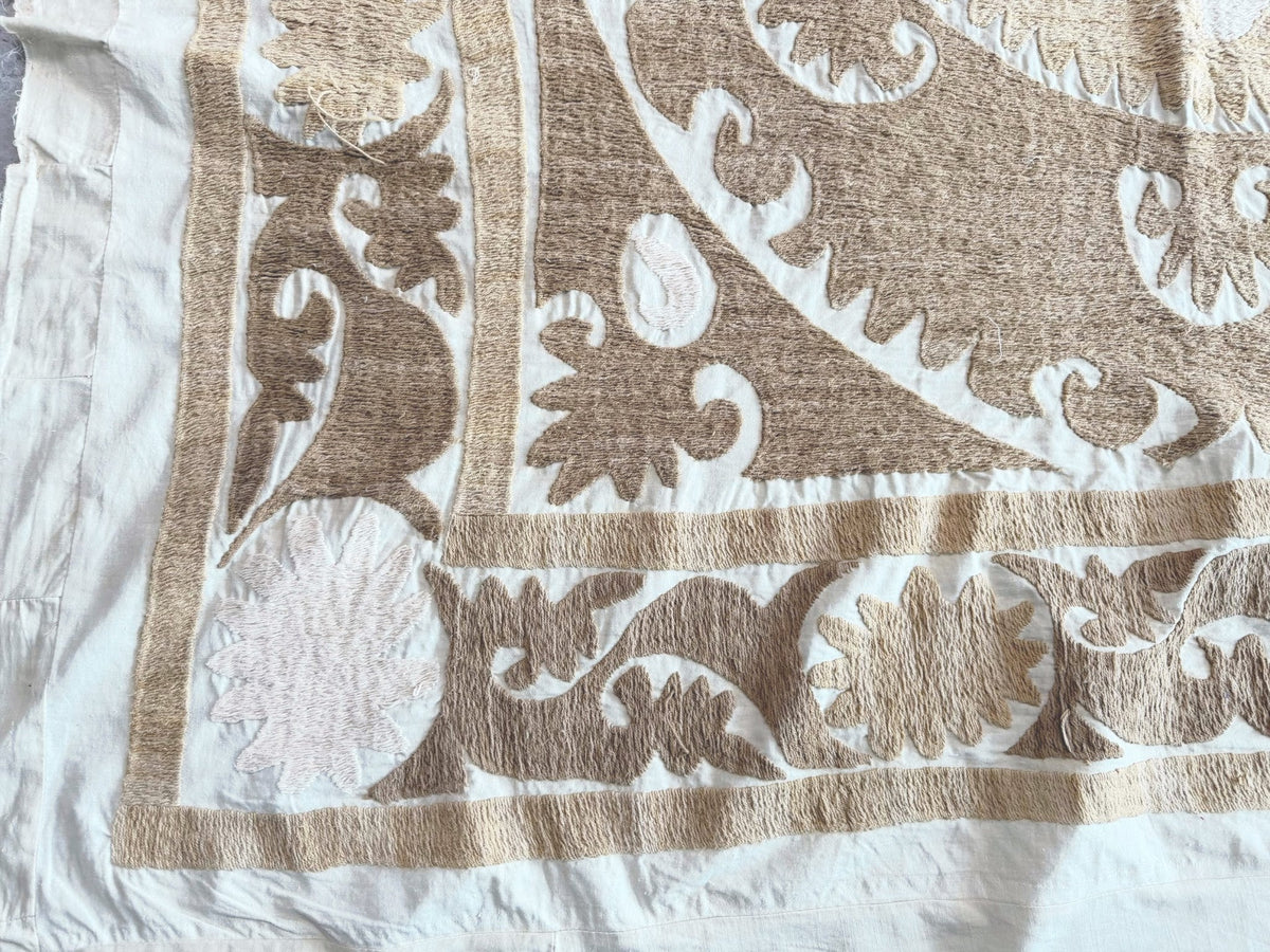El İşlemesi Suzani Duvar Örtüsü 150 x 154 cm