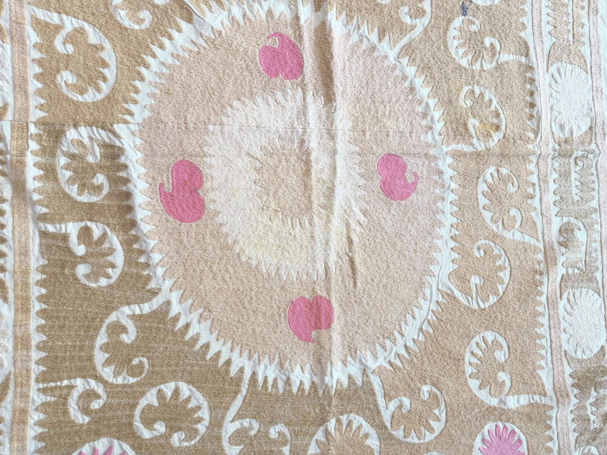 El İşlemesi Suzani Duvar Örtüsü 138 x 140 cm