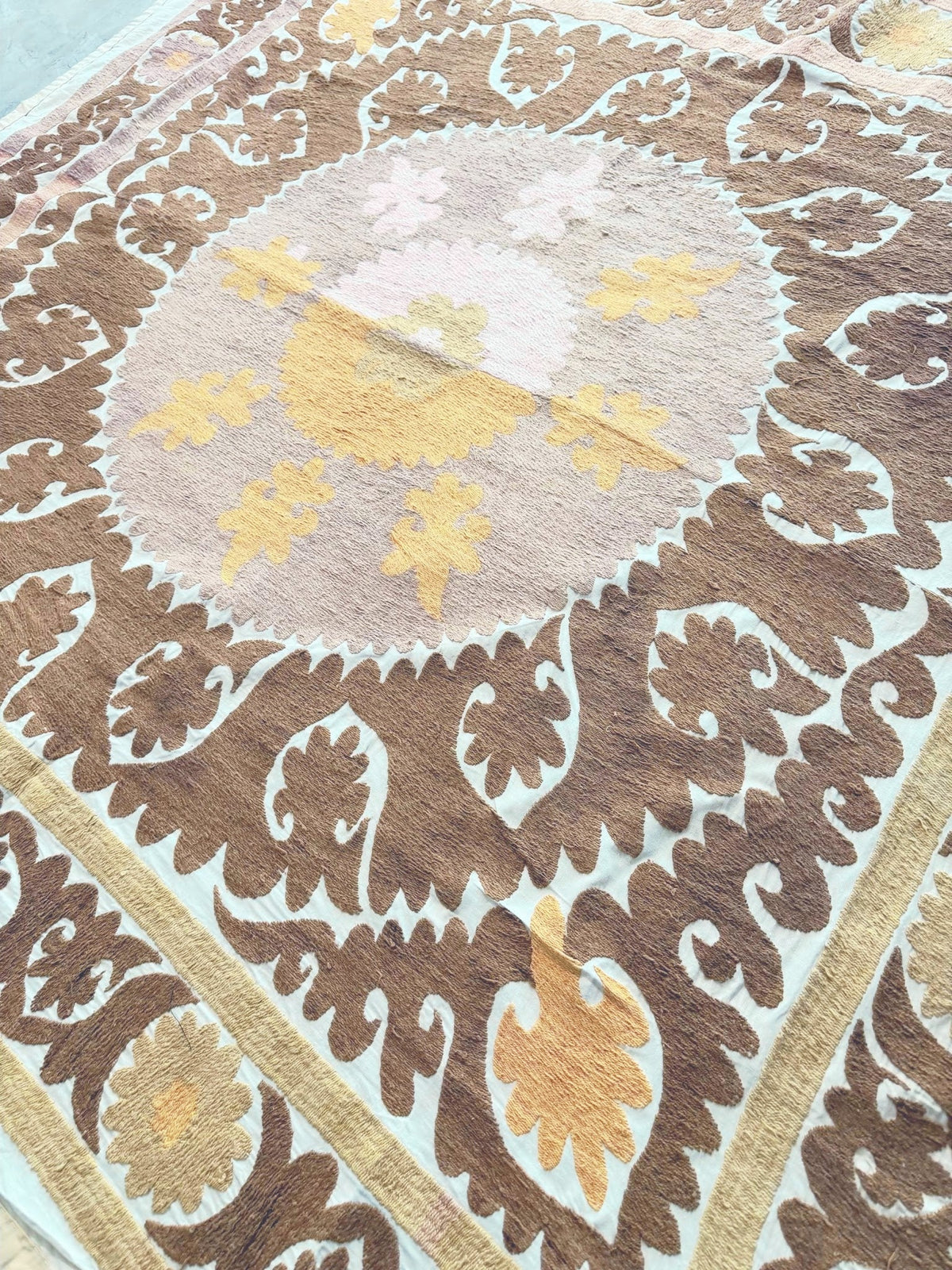 El İşlemesi Suzani Duvar Örtüsü 150 x 163 cm
