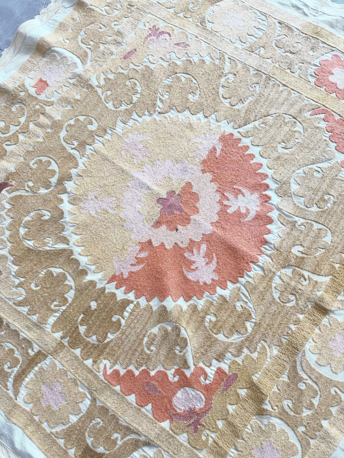 El İşlemesi Suzani Duvar Örtüsü 115 x 120 cm