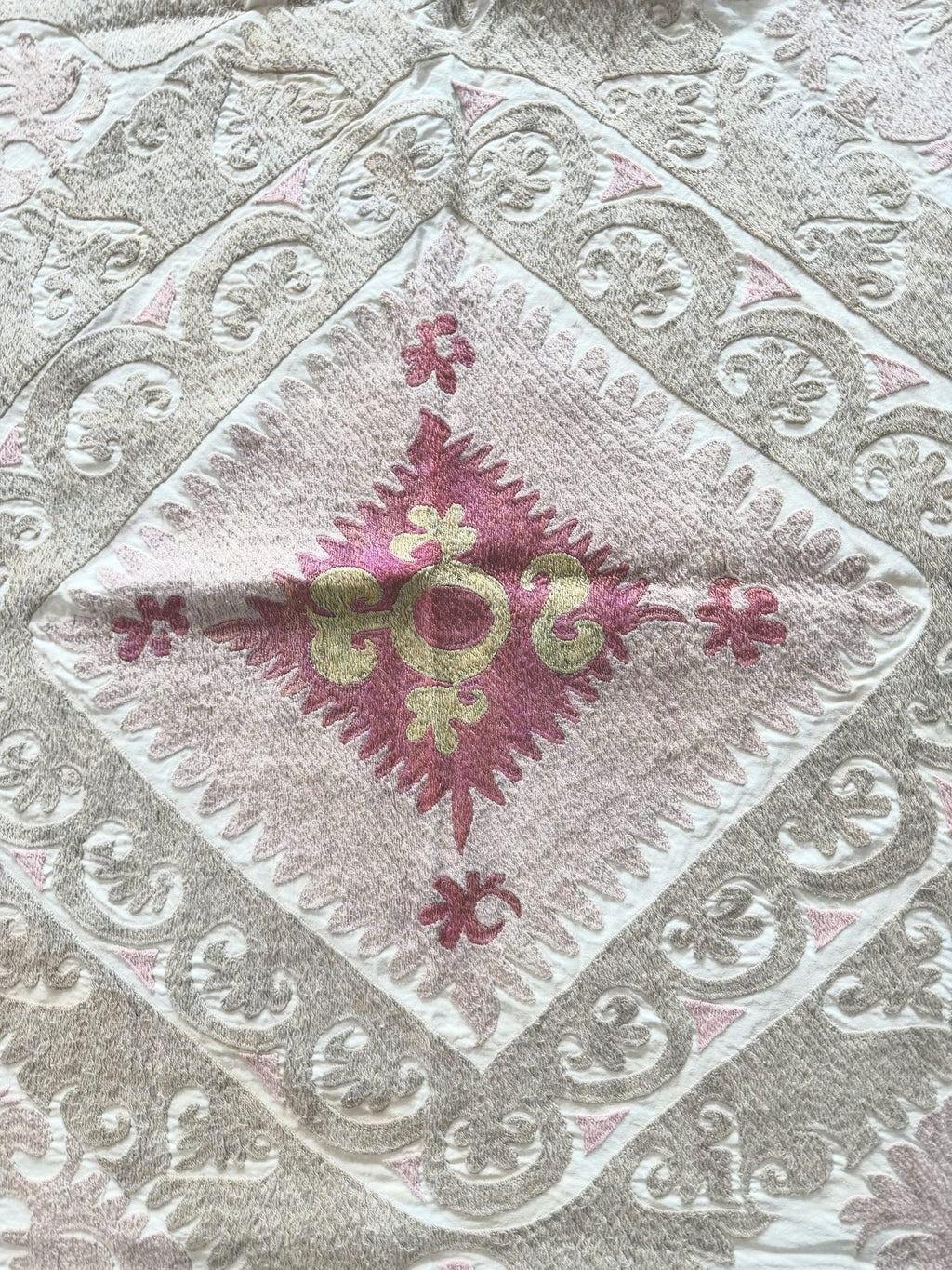 El İşlemesi Suzani Duvar Örtüsü 140 x 147 cm