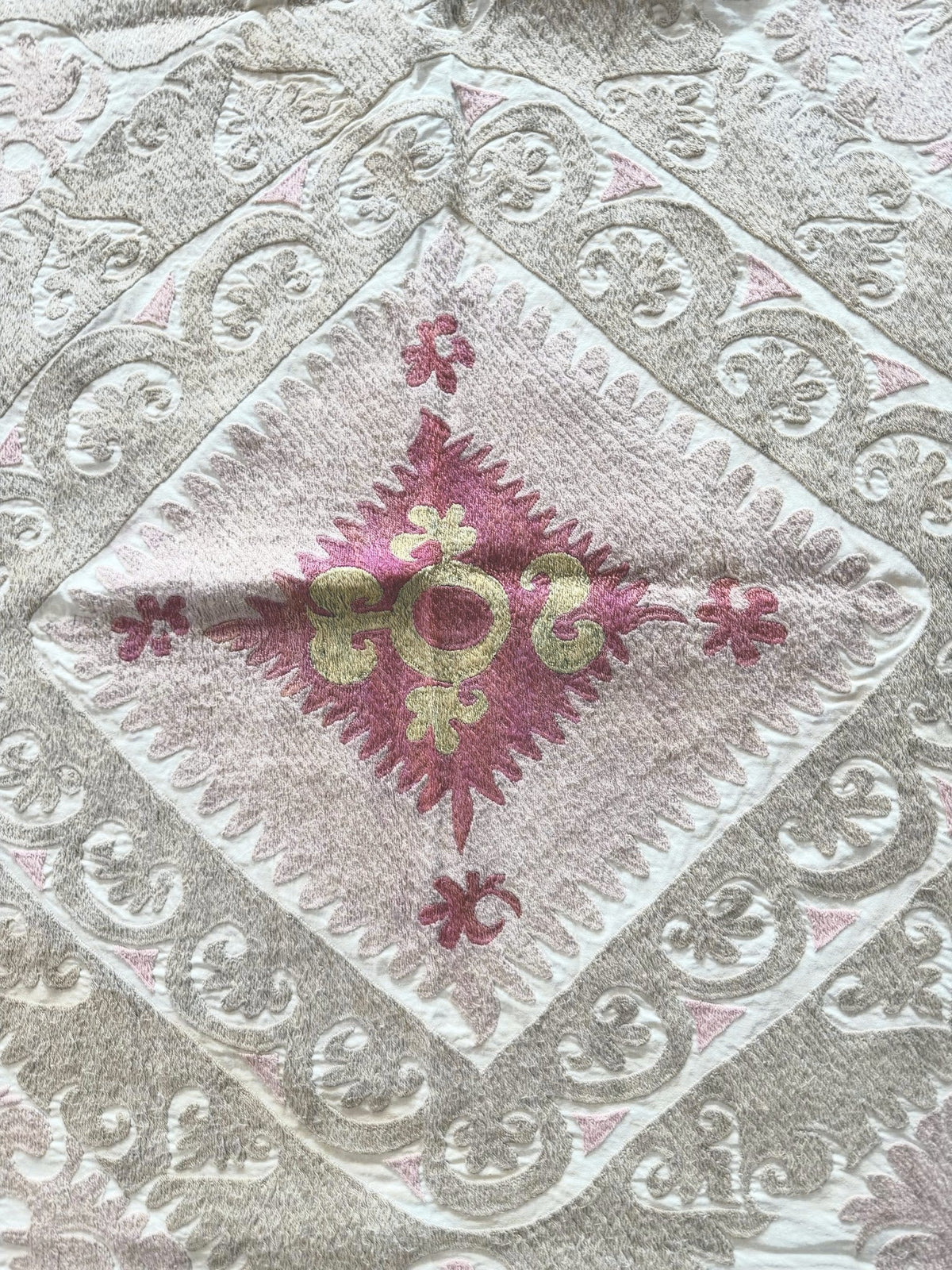 El İşlemesi Suzani Duvar Örtüsü 140 x 147 cm