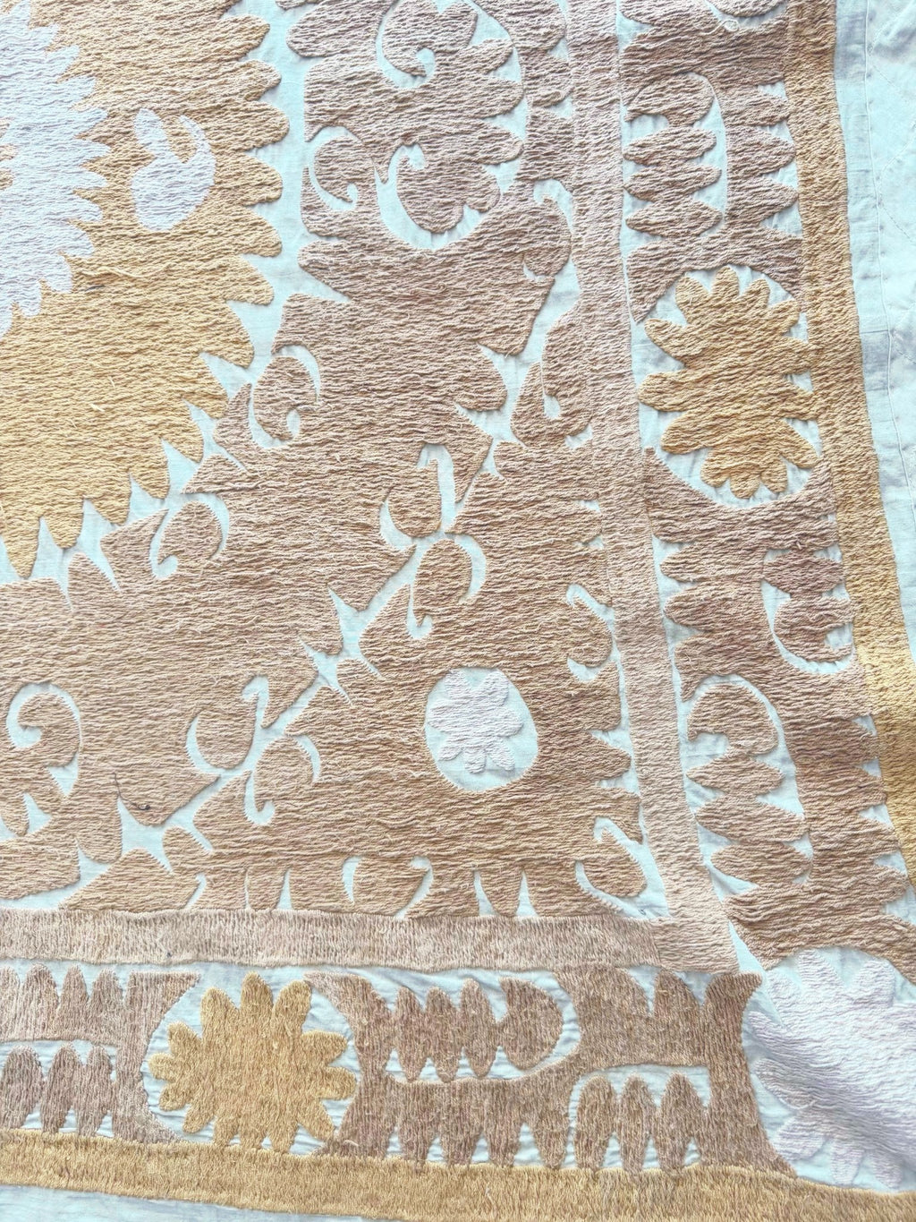 El İşlemesi Suzani Duvar Örtüsü 139 x 144 cm