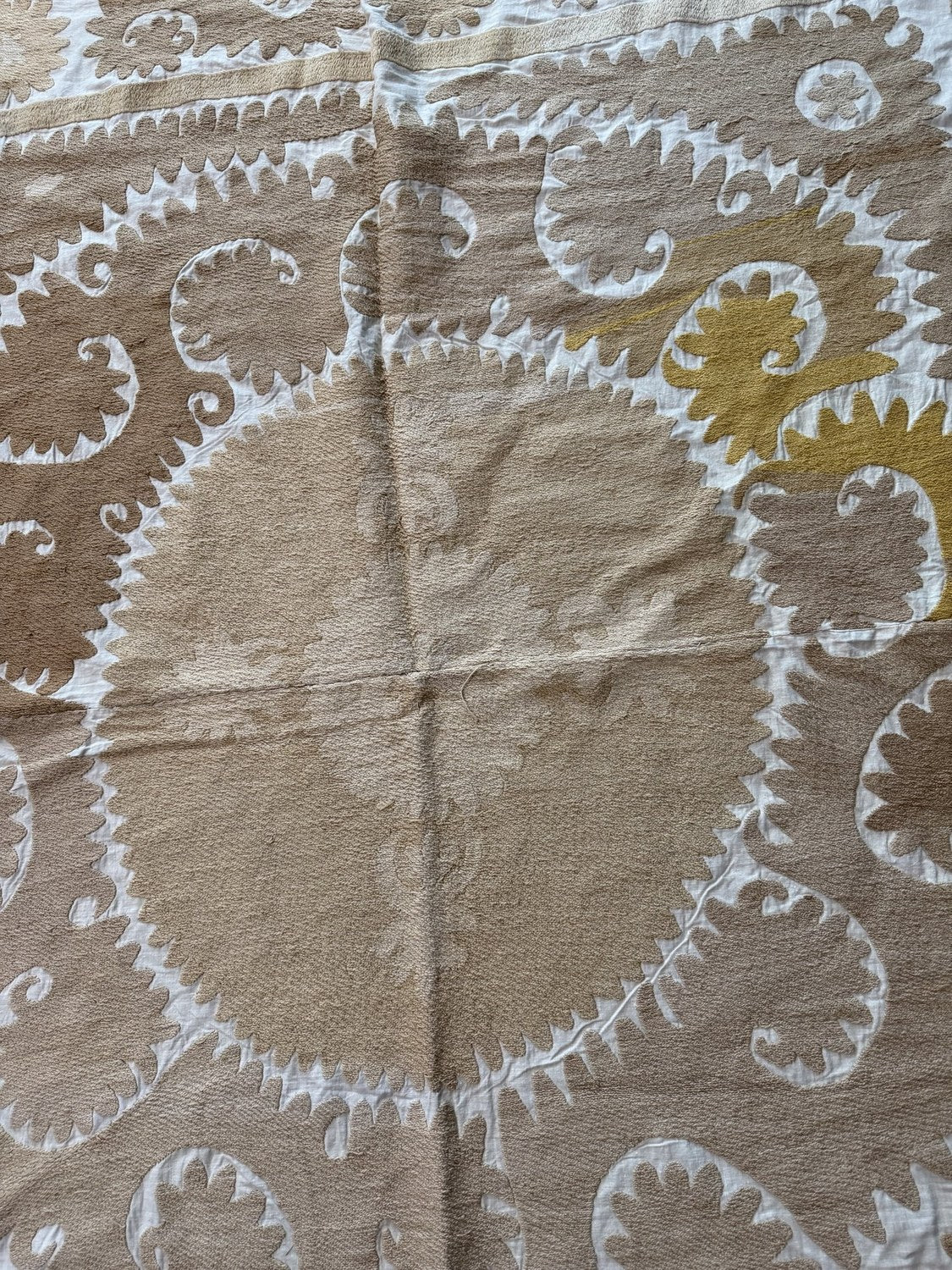 El İşlemesi Suzani Duvar Örtüsü 137 x 147 cm