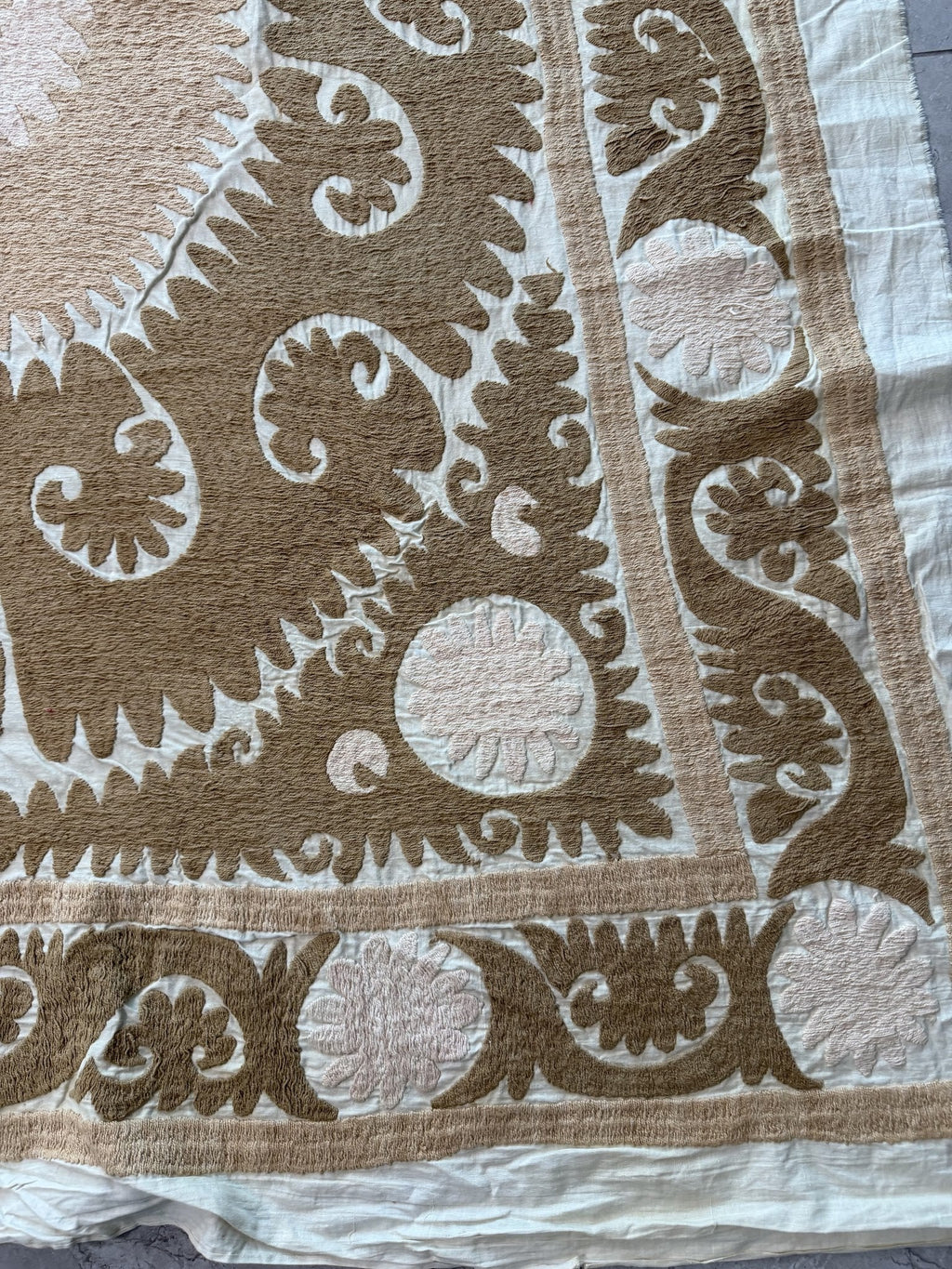 El İşlemesi Suzani Duvar Örtüsü 144 x 170 cm